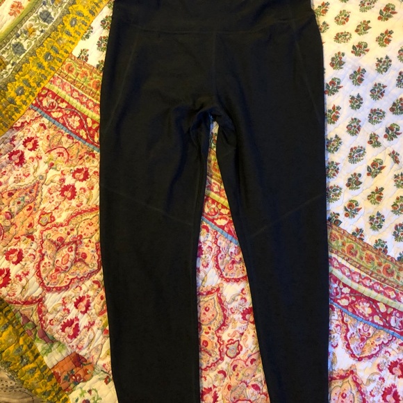 Outdoor Voices 3/4 Warm Up Leggings in black - Picture 2 of 4